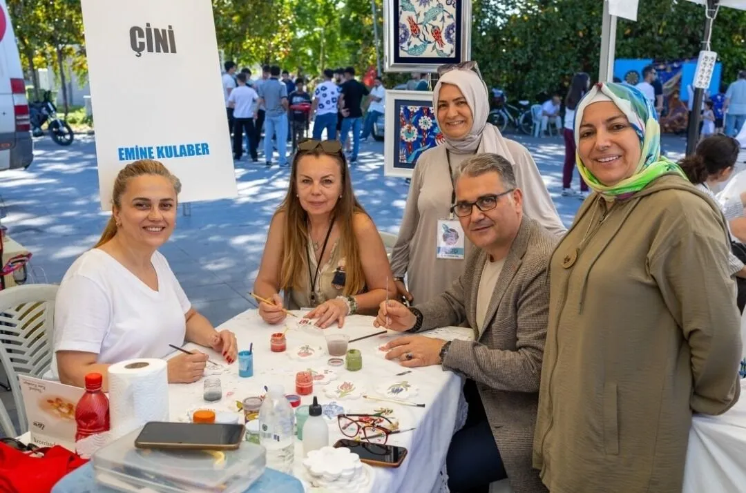2. Uluslararası Yalova İpekyolu Festivali Büyük İlgi Gördü: Binlerce Kişi Kültür ve Sanatla Buluştu 15 2. Uluslararası Yalova İpekyolu Festivali Büyük İlgi Gördü: Binlerce Kişi Kültür ve Sanatla Buluştu