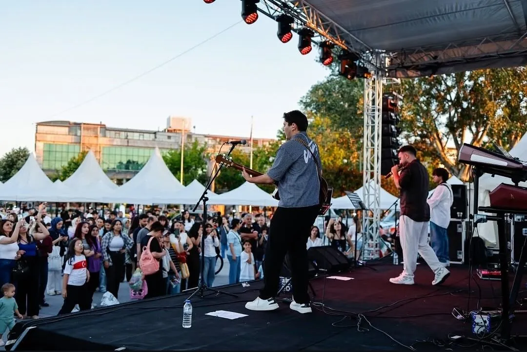2. Uluslararası Yalova İpekyolu Festivali Büyük İlgi Gördü: Binlerce Kişi Kültür ve Sanatla Buluştu 5 2. Uluslararası Yalova İpekyolu Festivali Büyük İlgi Gördü: Binlerce Kişi Kültür ve Sanatla Buluştu