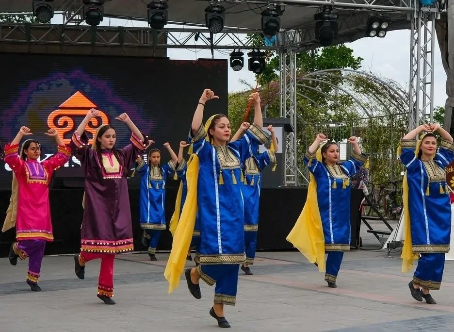 2. Uluslararası Yalova İpekyolu Festivali Büyük İlgi Gördü: Binlerce Kişi Kültür ve Sanatla Buluştu 16 2. Uluslararası Yalova İpekyolu Festivali Büyük İlgi Gördü: Binlerce Kişi Kültür ve Sanatla Buluştu