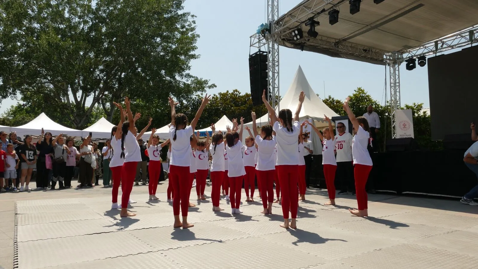 2. Uluslararası Yalova İpekyolu Festivali Büyük İlgi Gördü: Binlerce Kişi Kültür ve Sanatla Buluştu 19 2. Uluslararası Yalova İpekyolu Festivali Büyük İlgi Gördü: Binlerce Kişi Kültür ve Sanatla Buluştu