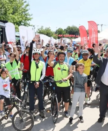 Yalova'da Yeşilay Bisiklet Turuna Rekor Katılım: Yaklaşık 1000 Kişi Pedal Çevirdi