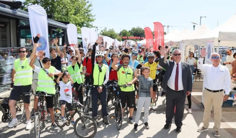 Yalova'da Yeşilay Bisiklet Turuna Rekor Katılım: Yaklaşık 1000 Kişi Pedal Çevirdi