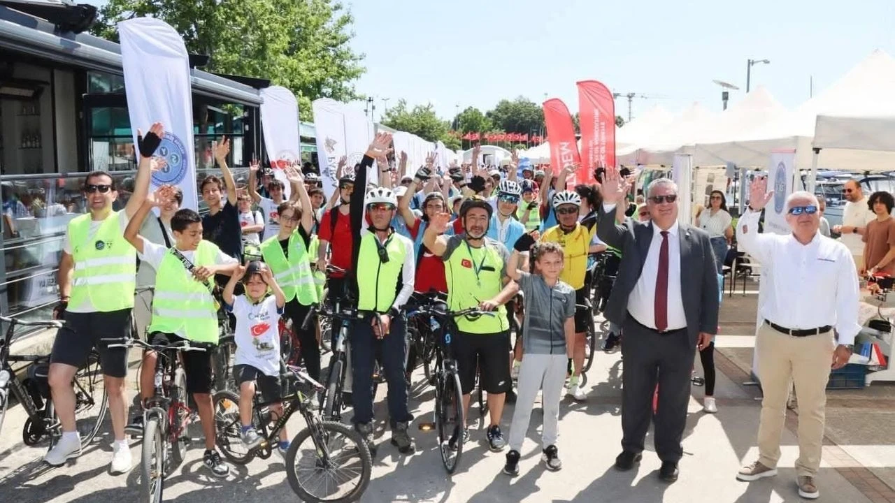 Yalova'da Yeşilay Bisiklet Turuna Rekor Katılım: Yaklaşık 1000 Kişi Pedal Çevirdi 7 Yalova'da Yeşilay Bisiklet Turuna Rekor Katılım: Yaklaşık 1000 Kişi Pedal Çevirdi