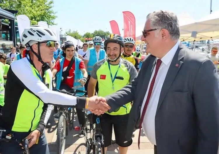 Yalova'da Yeşilay Bisiklet Turuna Rekor Katılım: Yaklaşık 1000 Kişi Pedal Çevirdi 4 Yalova'da Yeşilay Bisiklet Turuna Rekor Katılım: Yaklaşık 1000 Kişi Pedal Çevirdi