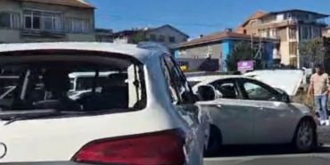 Yalova-İzmit Karayolu’nda Zincirleme Kaza: Çöp Kamyonu ile 2 Otomobil Çarpıştı, 2 Kişi Yaralandı 2 Yalova-İzmit Karayolu’nda Zincirleme Kaza: Çöp Kamyonu ile 2 Otomobil Çarpıştı, 2 Kişi Yaralandı
