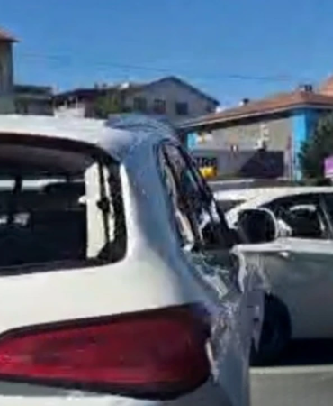 Yalova-İzmit Karayolu’nda Zincirleme Kaza: Çöp Kamyonu ile 2 Otomobil Çarpıştı, 2 Kişi Yaralandı 3 Yalova-İzmit Karayolu’nda Zincirleme Kaza: Çöp Kamyonu ile 2 Otomobil Çarpıştı, 2 Kişi Yaralandı