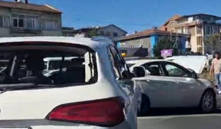 Yalova-İzmit Karayolu’nda Zincirleme Kaza: Çöp Kamyonu ile 2 Otomobil Çarpıştı, 2 Kişi Yaralandı