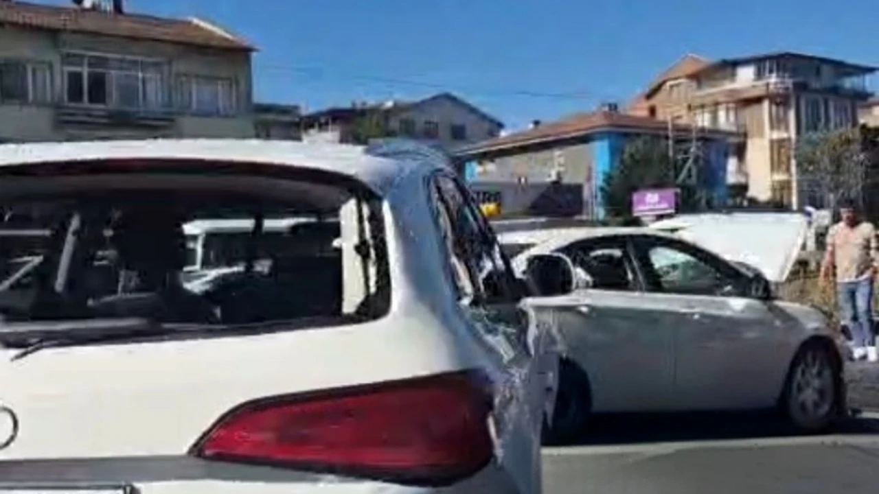 Yalova-İzmit Karayolu’nda Zincirleme Kaza: Çöp Kamyonu ile 2 Otomobil Çarpıştı, 2 Kişi Yaralandı 6 Yalova-İzmit Karayolu’nda Zincirleme Kaza: Çöp Kamyonu ile 2 Otomobil Çarpıştı, 2 Kişi Yaralandı
