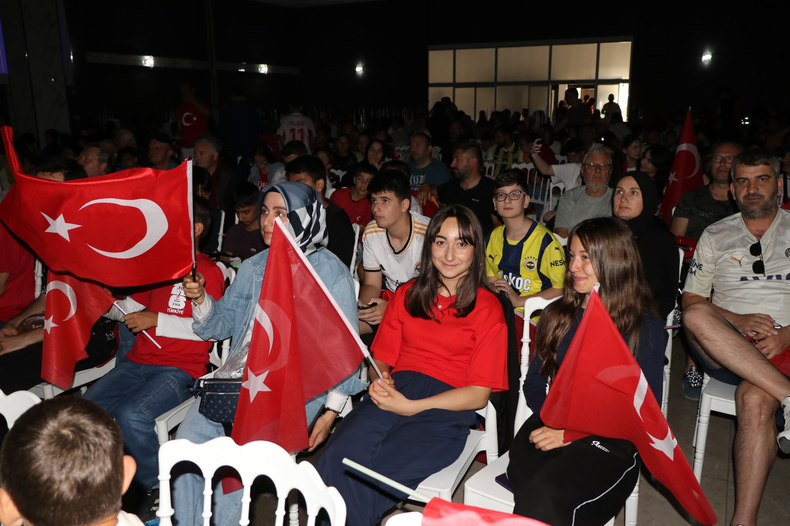 Çiftlikköy’de Milli Maç Heyecanı Dev Ekranda Yaşanacak 12 Çiftlikköy’de Milli Maç Heyecanı Dev Ekranda Yaşanacak