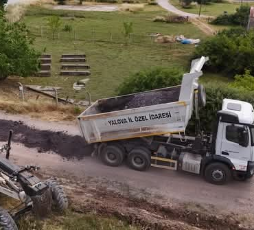 Yalova İl Özel İdaresi’nden Elmalık Köyü’nde Kapsamlı Yol Bakım ve Altyapı Çalışması