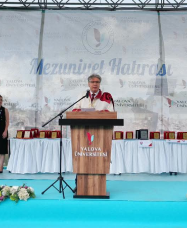 Yalova Üniversitesi 2025-2026 Akademik Yılı Mezuniyet Töreni Coşkuyla Gerçekleştirildi 7 Yalova Üniversitesi 2025-2026 Akademik Yılı Mezuniyet Töreni Coşkuyla Gerçekleştirildi
