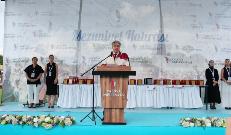 Yalova Üniversitesi 2025-2026 Akademik Yılı Mezuniyet Töreni Coşkuyla Gerçekleştirildi