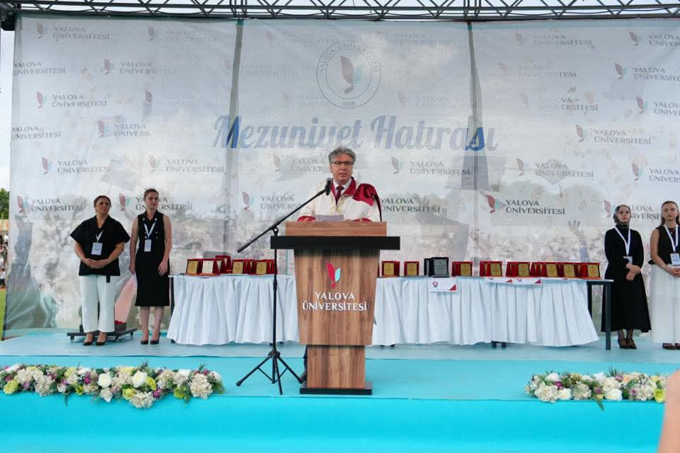 Yalova Üniversitesi 2025-2026 Akademik Yılı Mezuniyet Töreni Coşkuyla Gerçekleştirildi