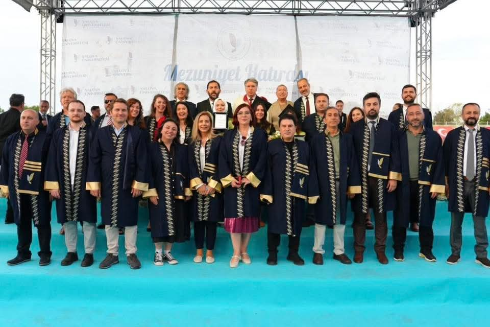 Yalova Üniversitesi 2025-2026 Akademik Yılı Mezuniyet Töreni Coşkuyla Gerçekleştirildi 6 Yalova Üniversitesi 2025-2026 Akademik Yılı Mezuniyet Töreni Coşkuyla Gerçekleştirildi
