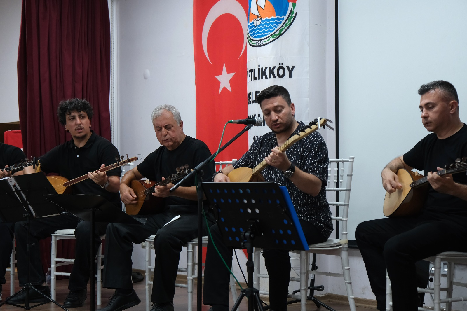 Çiftlikköy’de Bağlama Kursiyerlerinden Türkü Şöleni 4 Çiftlikköy’de Bağlama Kursiyerlerinden Türkü Şöleni