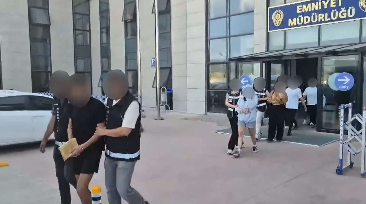 YALOVA’DA NARKOTİK OPERASYONU: 13 BİN 904 UYUŞTURUCU HAP ELE GEÇİRİLDİ, 2 ŞÜPHELİ TUTUKLANDI 5 YALOVA’DA NARKOTİK OPERASYONU: 13 BİN 904 UYUŞTURUCU HAP ELE GEÇİRİLDİ, 2 ŞÜPHELİ TUTUKLANDI