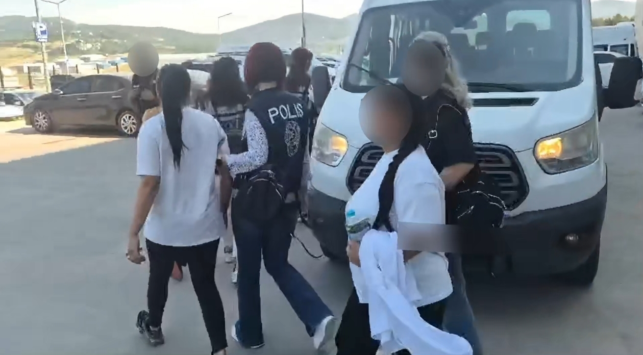 YALOVA’DA NARKOTİK OPERASYONU: 13 BİN 904 UYUŞTURUCU HAP ELE GEÇİRİLDİ, 2 ŞÜPHELİ TUTUKLANDI 4 YALOVA’DA NARKOTİK OPERASYONU: 13 BİN 904 UYUŞTURUCU HAP ELE GEÇİRİLDİ, 2 ŞÜPHELİ TUTUKLANDI