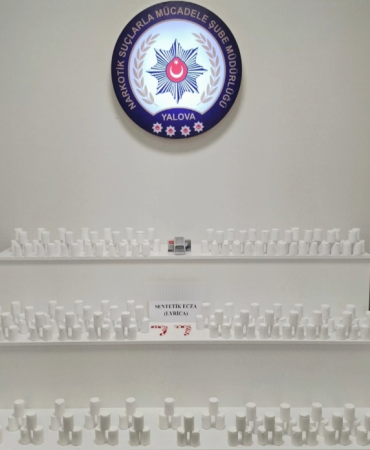 YALOVA’DA NARKOTİK OPERASYONU: 13 BİN 904 UYUŞTURUCU HAP ELE GEÇİRİLDİ, 2 ŞÜPHELİ TUTUKLANDI