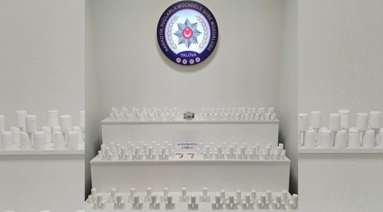 YALOVA’DA NARKOTİK OPERASYONU: 13 BİN 904 UYUŞTURUCU HAP ELE GEÇİRİLDİ, 2 ŞÜPHELİ TUTUKLANDI 8 YALOVA’DA NARKOTİK OPERASYONU: 13 BİN 904 UYUŞTURUCU HAP ELE GEÇİRİLDİ, 2 ŞÜPHELİ TUTUKLANDI