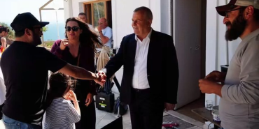 Armutlu Belediye Başkanı Cengiz Arslan, “Umut Işığım” Filminin Setini Ziyaret Etti 65 Armutlu Belediye Başkanı Cengiz Arslan, “Umut Işığım” Filminin Setini Ziyaret Etti