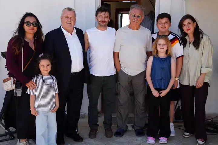 Armutlu Belediye Başkanı Cengiz Arslan, “Umut Işığım” Filminin Setini Ziyaret Etti 4 Armutlu Belediye Başkanı Cengiz Arslan, “Umut Işığım” Filminin Setini Ziyaret Etti