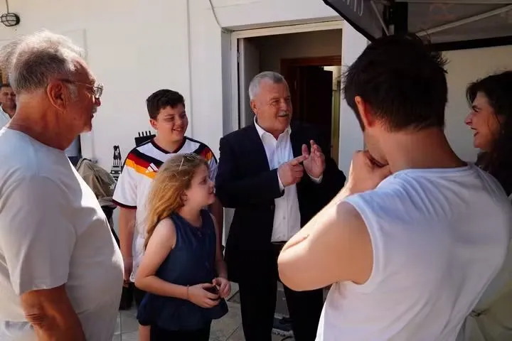 Armutlu Belediye Başkanı Cengiz Arslan, “Umut Işığım” Filminin Setini Ziyaret Etti 5 Armutlu Belediye Başkanı Cengiz Arslan, “Umut Işığım” Filminin Setini Ziyaret Etti