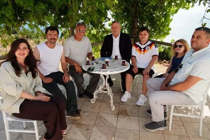 Armutlu Belediye Başkanı Cengiz Arslan, “Umut Işığım” Filminin Setini Ziyaret Etti 6 Armutlu Belediye Başkanı Cengiz Arslan, “Umut Işığım” Filminin Setini Ziyaret Etti