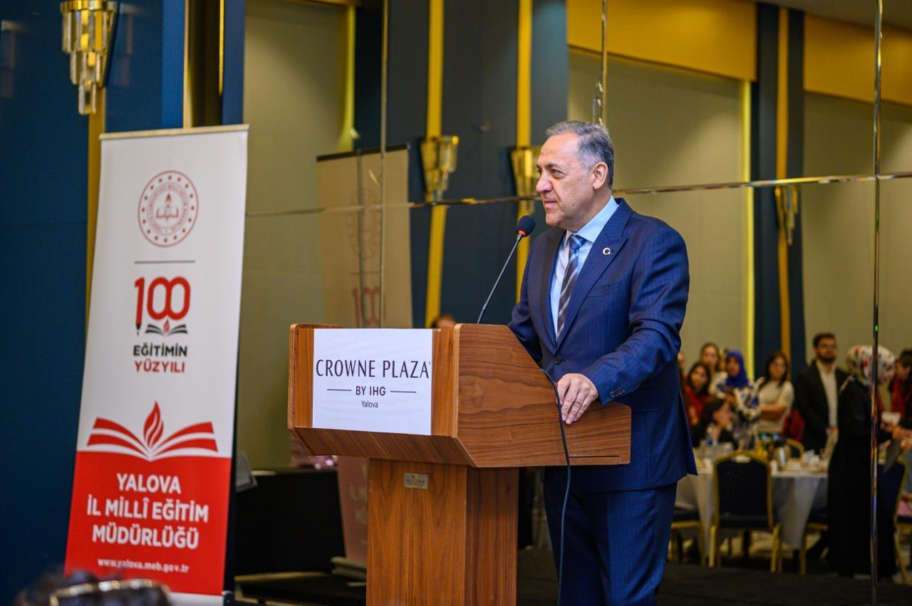 YALOVA'DA “BİR TAKIM OKUMALAR” KİTAP OKUMA YARIŞMASINDA ÖDÜLLER SAHİPLERİNİ BULDU 4 YALOVA'DA “BİR TAKIM OKUMALAR” KİTAP OKUMA YARIŞMASINDA ÖDÜLLER SAHİPLERİNİ BULDU