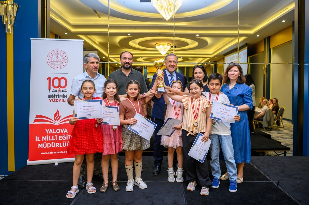 YALOVA'DA “BİR TAKIM OKUMALAR” KİTAP OKUMA YARIŞMASINDA ÖDÜLLER SAHİPLERİNİ BULDU 6 YALOVA'DA “BİR TAKIM OKUMALAR” KİTAP OKUMA YARIŞMASINDA ÖDÜLLER SAHİPLERİNİ BULDU