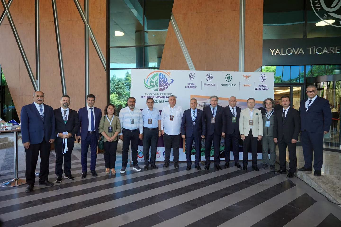 Yalova’da “Peyzaj ve Süs Bitkilerinde Yeni Nesil Vizyon Forumu 2050” Başladı: Sektörün Geleceği Masaya Yatırıldı 7 Yalova’da “Peyzaj ve Süs Bitkilerinde Yeni Nesil Vizyon Forumu 2050” Başladı: Sektörün Geleceği Masaya Yatırıldı