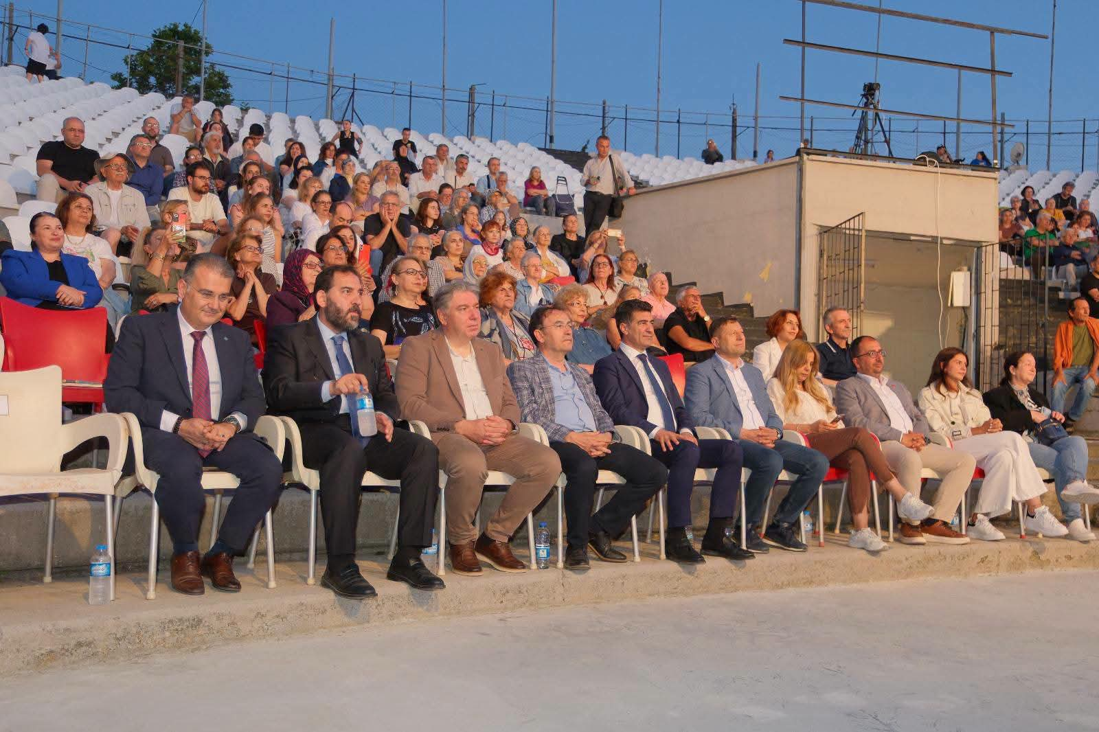 Yalova Üniversitesi’nden Geleceğe Yatırım: Kitap Kampanyası ve Peyzaj Forumu 2050 Büyük İlgi Gördü 4 Yalova Üniversitesi’nden Geleceğe Yatırım: Kitap Kampanyası ve Peyzaj Forumu 2050 Büyük İlgi Gördü