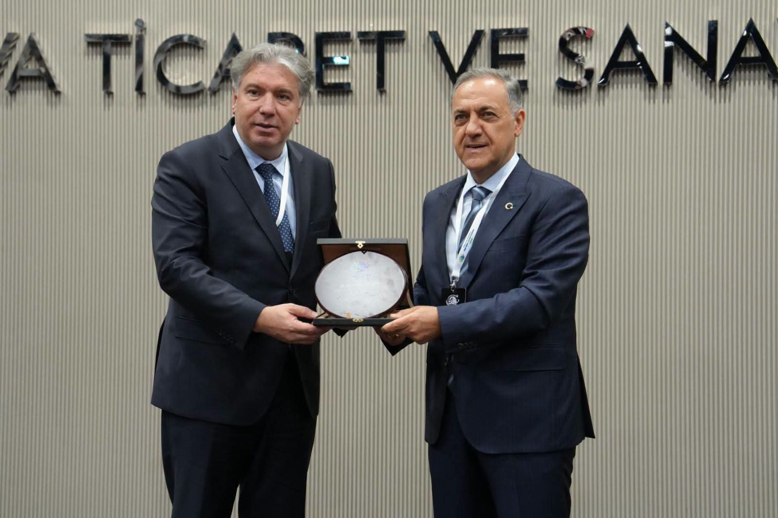 Yalova Üniversitesi’nden Geleceğe Yatırım: Kitap Kampanyası ve Peyzaj Forumu 2050 Büyük İlgi Gördü 7 Yalova Üniversitesi’nden Geleceğe Yatırım: Kitap Kampanyası ve Peyzaj Forumu 2050 Büyük İlgi Gördü