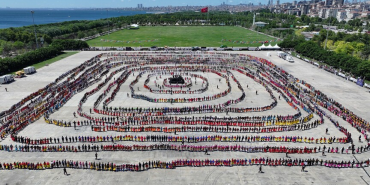 Altınova Belediyesi Guinness Dünya Rekoru Denemesinde Yer Aldı: 7 Bin 774 Kişi Aynı Anda Horon Oynadı