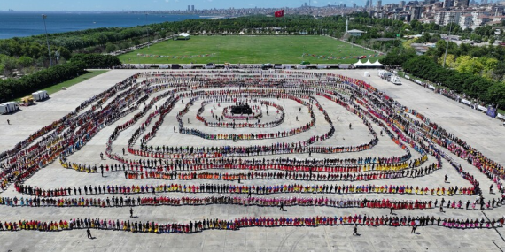 Altınova Belediyesi Guinness Dünya Rekoru Denemesinde Yer Aldı: 7 Bin 774 Kişi Aynı Anda Horon Oynadı