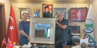 Çınarcık İşi El Sanatı Başkan Nurten’e Hediye Edildi: Halk Eğitim Öğretmeni Sevil Karadeniz’den Anlamlı Ziyaret 4 Çınarcık İşi El Sanatı Başkan Nurten’e Hediye Edildi: Halk Eğitim Öğretmeni Sevil Karadeniz’den Anlamlı Ziyaret