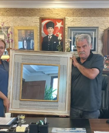 Çınarcık İşi El Sanatı Başkan Nurten’e Hediye Edildi: Halk Eğitim Öğretmeni Sevil Karadeniz’den Anlamlı Ziyaret