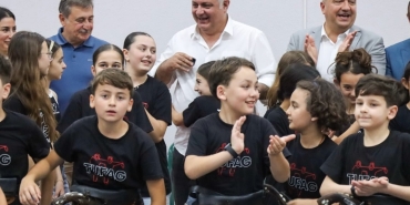 Minik Halk Oyuncularına Şampiyona Öncesi Moral Desteği: Başkan Gürel’den TUFAG Ekibine Ziyaret 8 Minik Halk Oyuncularına Şampiyona Öncesi Moral Desteği: Başkan Gürel’den TUFAG Ekibine Ziyaret