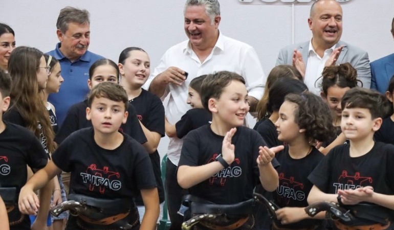 Minik Halk Oyuncularına Şampiyona Öncesi Moral Desteği: Başkan Gürel’den TUFAG Ekibine Ziyaret 6 Minik Halk Oyuncularına Şampiyona Öncesi Moral Desteği: Başkan Gürel’den TUFAG Ekibine Ziyaret
