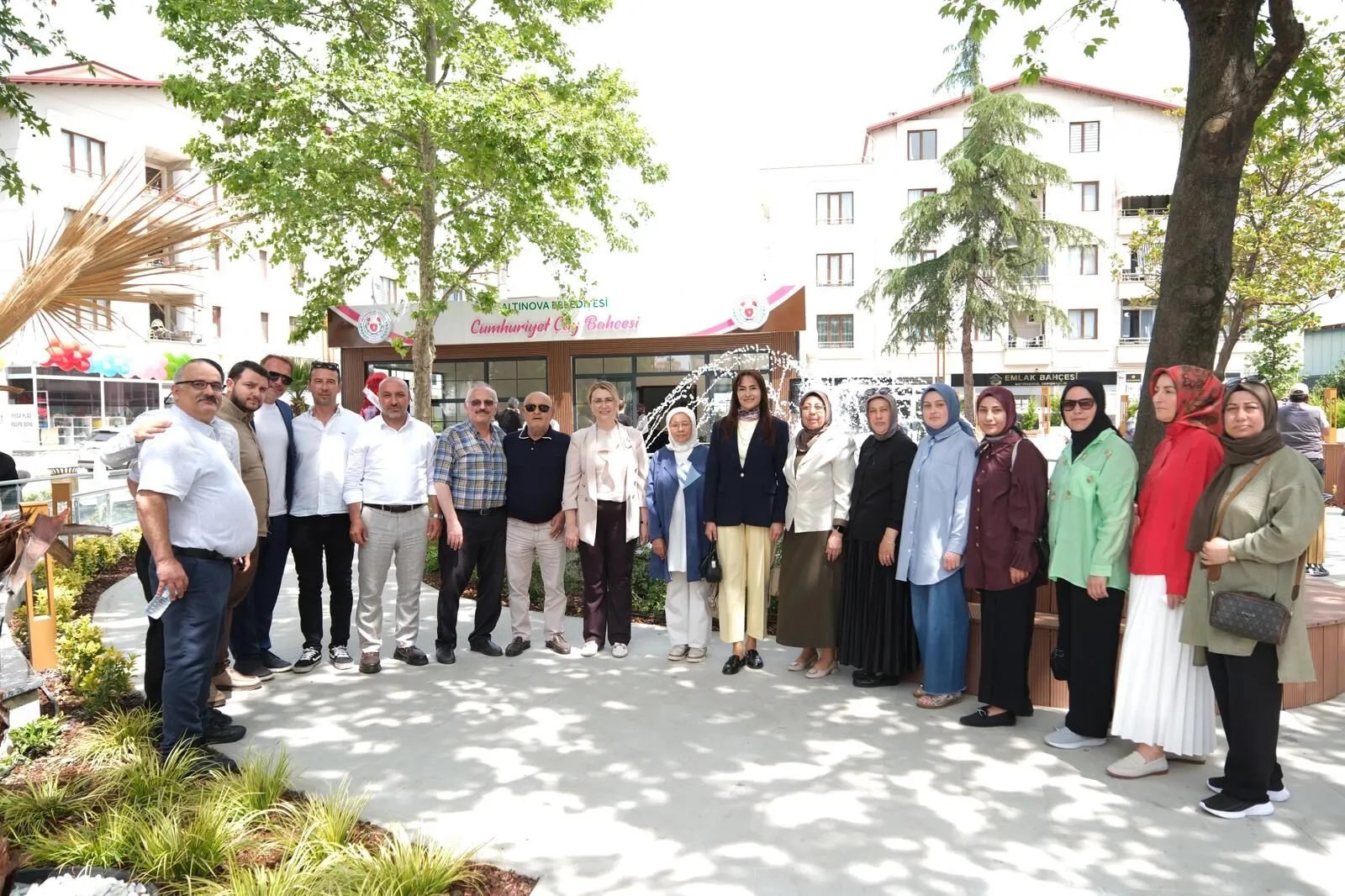 Altınova’da Yenilenen Cumhuriyet Parkı Hizmete Açıldı: İlçeye Modern Sosyal Yaşam Alanı Kazandırıldı 4 Altınova’da Yenilenen Cumhuriyet Parkı Hizmete Açıldı: İlçeye Modern Sosyal Yaşam Alanı Kazandırıldı