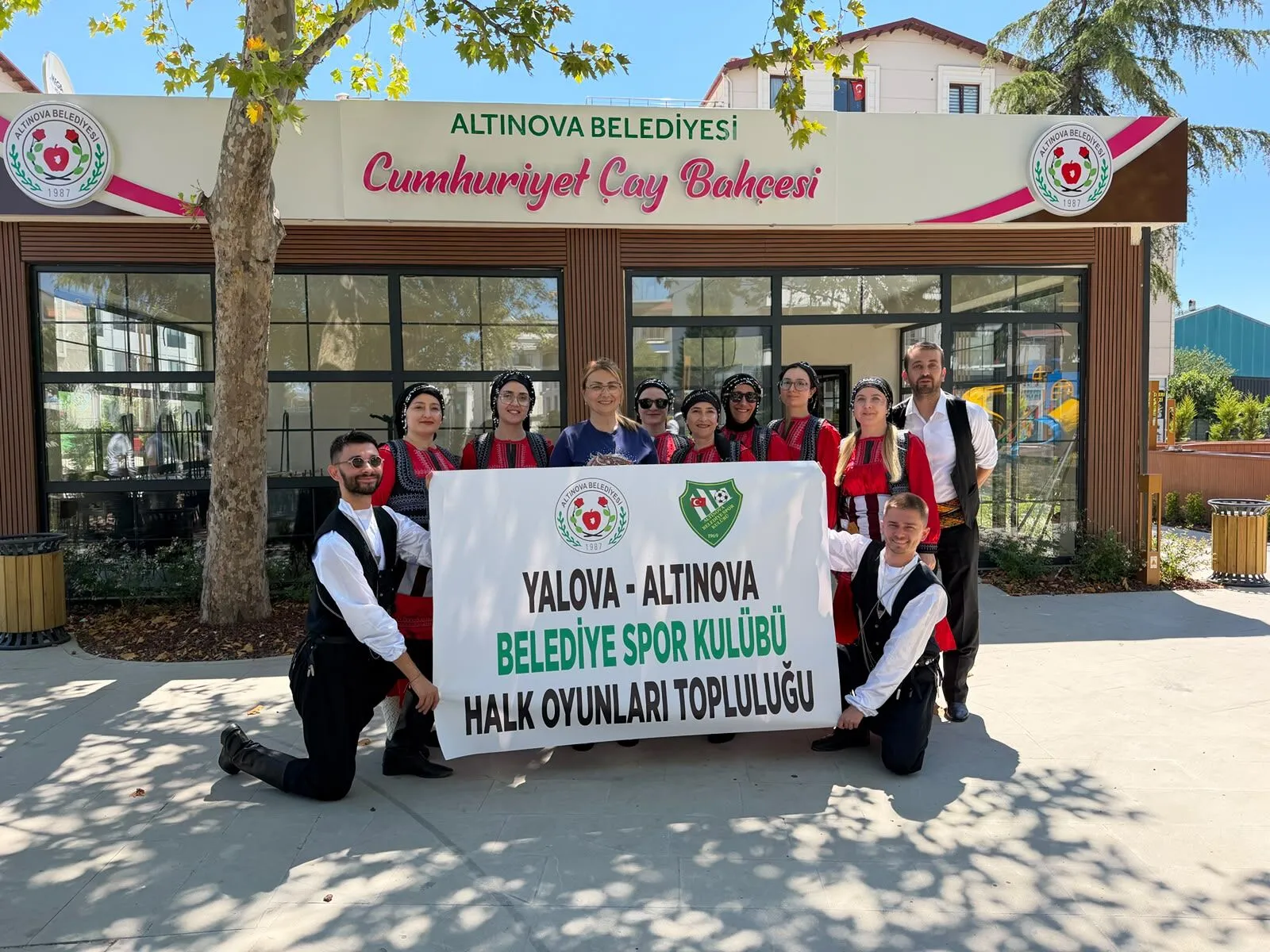 Altınova Belediyesi Guinness Dünya Rekoru Denemesinde Yer Aldı: 7 Bin 774 Kişi Aynı Anda Horon Oynadı