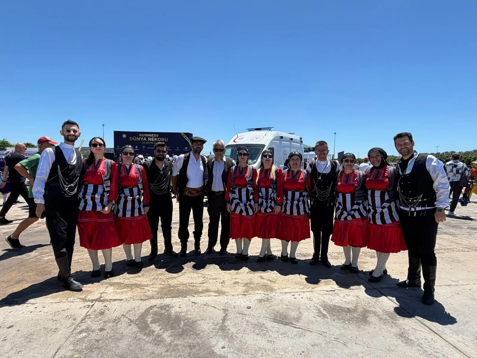 Altınova Belediyesi Guinness Dünya Rekoru Denemesinde Yer Aldı: 7 Bin 774 Kişi Aynı Anda Horon Oynadı