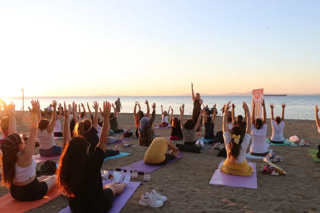 Dünya Yoga Günü Çiftlikköy Sahilinde Kutlandı