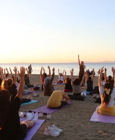 Dünya Yoga Günü Çiftlikköy Sahilinde Kutlandı