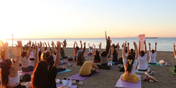 Dünya Yoga Günü Çiftlikköy Sahilinde Kutlandı 13 Dünya Yoga Günü Çiftlikköy Sahilinde Kutlandı