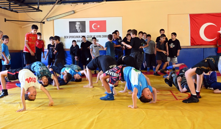 Yalova’da Geleceğin Şampiyon Güreşçileri Yetişiyor: Hedef Minderden Milli Formaya