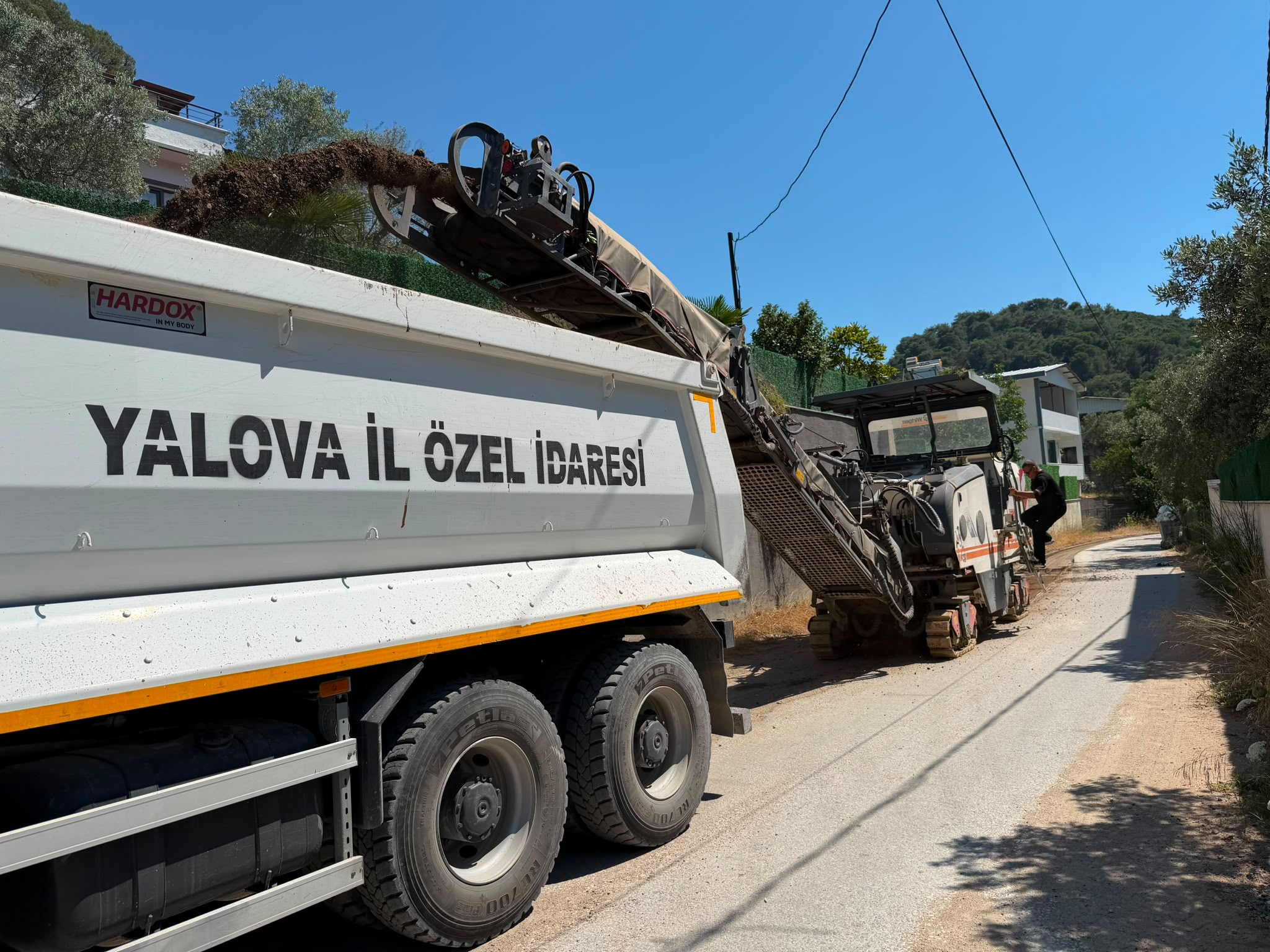 Yalova’da Köy Yollarında Büyük Dönüşüm: İl Özel İdaresi Yol Çalışmalarını Aralıksız Sürdürüyor 4 Yalova’da Köy Yollarında Büyük Dönüşüm: İl Özel İdaresi Yol Çalışmalarını Aralıksız Sürdürüyor