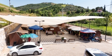 Şenköy Organik Köylü Pazarı’na Modern Gölgelendirme Sistemi: 107 Şenköy Organik Köylü Pazarı’na Modern Gölgelendirme Sistemi: Üretici ve Vatandaşlar İçin Daha Konforlu Alışveriş Ortamı