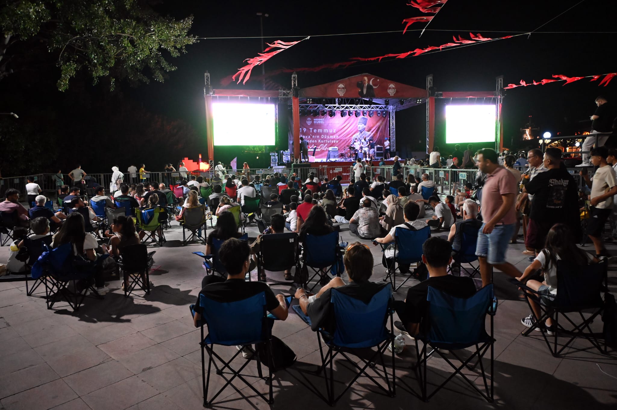 Kurtuluşun 105. Yılında Müzik ve Futbol Coşkusu Bir Arada 6 Kurtuluşun 105. Yılında Müzik ve Futbol Coşkusu Bir Arada