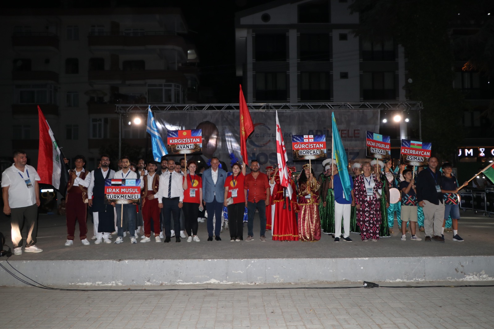 YAFEM Türk Dünyasını Çiftlikköy'de Buluşturdu: Renkli Halk Oyunları Gösterileri Büyük Beğeni Topladı 8 YAFEM Türk Dünyasını Çiftlikköy'de Buluşturdu: Renkli Halk Oyunları Gösterileri Büyük Beğeni Topladı
