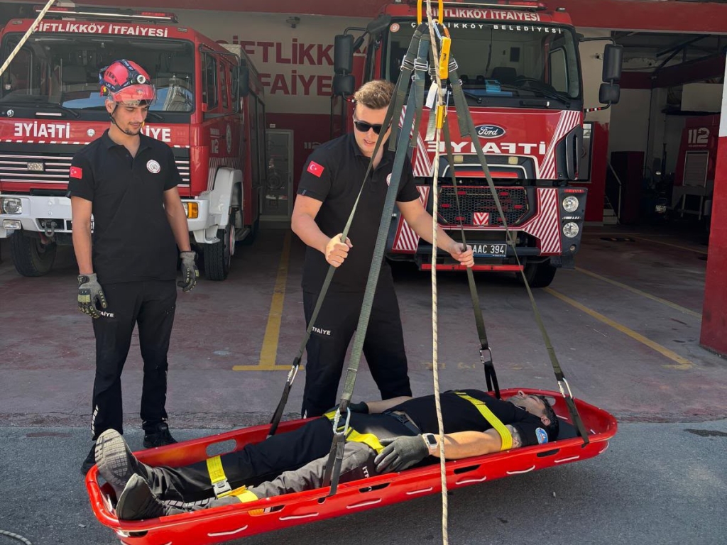Çiftlikköy İtfaiyesi'nden Elektrikli Araç Yangınları ve İpli Kurtarma İçin Kapsamlı Eğitim